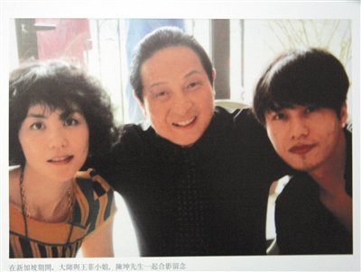 “大师”出写真收录与名人合影 称能卖16万一本