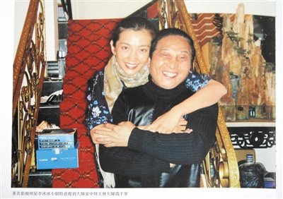 “大师”出写真收录与名人合影 称能卖16万一本